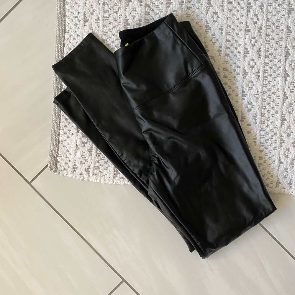 Patent leather leggings (pants).